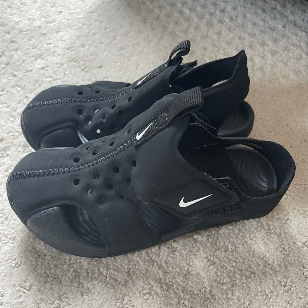 Little kids Nike sandal